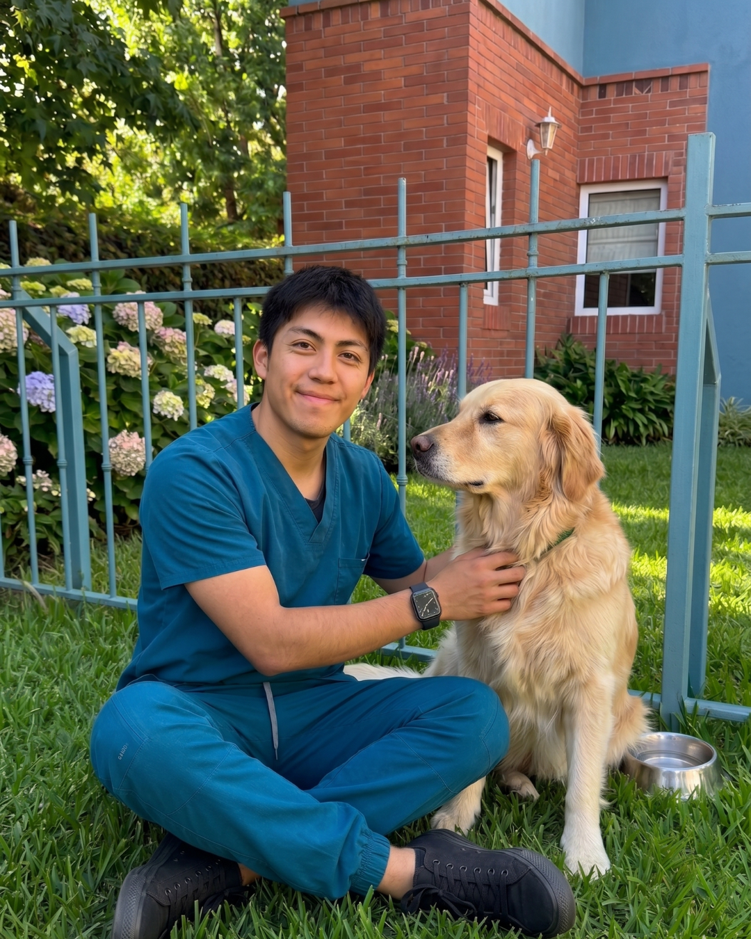 Dr. Francisco Briceño junto a un Golden Retriever en exterior
