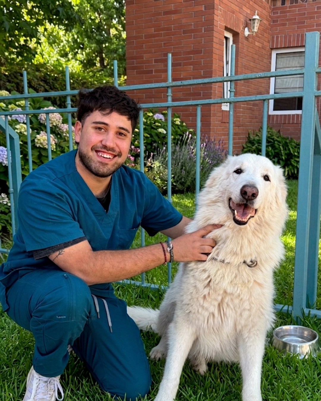 Dr. Martín Radrigán junto a un perro Gran Pirineo blanco en exterior